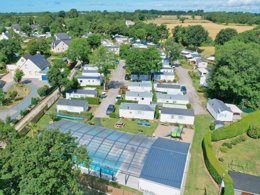 Camping Pas Cher vous présente avec son site Officiel campingpascher.fr, le Camping Domaine De Kersial classé 3 étoiles, situé sur la commune de Sarzeau dans le département Morbihan (Bretagne) en France. Le camping Domaine De Kersial vous propose un hébergement de type mobil-home de 28 m² pour 4 personnes (télévision). L'établissement vous propose 7 autres types d'hébergements. Découvrez tous nos séjours à petits prix dans la commune et aux alentours de Sarzeau du département : Morbihan (Bretagne). Les Avis clients pour le Camping Domaine De Kersial sont excellents avec une note moyenne de 8 sur 10. Parc aquatique, Piscine chauffée, Piscine couverte, Aire de jeux enfants, Baby-foot, Cyclisme, Ping-pong, Pétanque,... En savoir plus : cliquez-ICI.