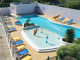 Camping Pas Cher vous présente avec son site Officiel campingpascher.fr, le Camping Le Goh Velin classé 3 étoiles, situé sur la commune de Saint Gildas De Rhuys dans le département Morbihan (Bretagne) en France. Le camping Le Goh Velin, vous présente un hébergement de type mobil-home de 22 m² pour 4 personnes et télévision. Le camping Le Goh Velin vous propose du mardi 09 juin au mardi 16 juin 2026 avec un DÉPART DEMAIN pour 7 nuits à 379.5€. Cette location propose 16 dates différentes pour réserver votre séjour. Découvrez également les 15 autres gammes d'hébergements du camping. Les Avis clients pour le Camping Le Goh Velin sont excellents avec une note moyenne de 8 sur 10. Mer, Piscine chauffée, Piscine extérieure, Aire de jeux enfants, Baby-foot, Canoë-kayak, Ping-pong, Planche à voile, Plongée, Pétanque, Bar, Dépôt de pain, Snack/Bar, Supermarché, Épicerie,... En savoir plus : cliquez-ICI.