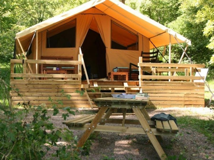 Camping Pas Cher vous présente avec son site Officiel campingpascher.fr, le Camping Ushuaïa Villages Au Bois Joli classé 4 étoiles, situé sur la commune de Andryes dans le département Yonne (Bourgogne) en France. Le camping Ushuaïa Villages Au Bois Joli, vous présente un hébergement de type tente de 20 m² pour 4 personnes. Le camping Ushuaïa Villages Au Bois Joli vous propose du dimanche 06 septembre au dimanche 13 septembre 2026 pour 7 nuits à 239€. Cette location propose 42 dates différentes pour réserver votre séjour. Découvrez également les 10 autres gammes d'hébergements du camping. Les Avis clients pour le Camping Ushuaïa Villages Au Bois Joli sont excellents avec une note moyenne de 9 sur 10. Piscine chauffée, Piscine extérieure, Aire de jeux enfants, Canoë-kayak, Court de tennis, Cyclisme, Ping-pong, Pétanque, Randonnée, Terrain de football, Terrain de volley-ball, Terrain multisports, Bar, Dépôt de pain,... En savoir plus : cliquez-ICI.