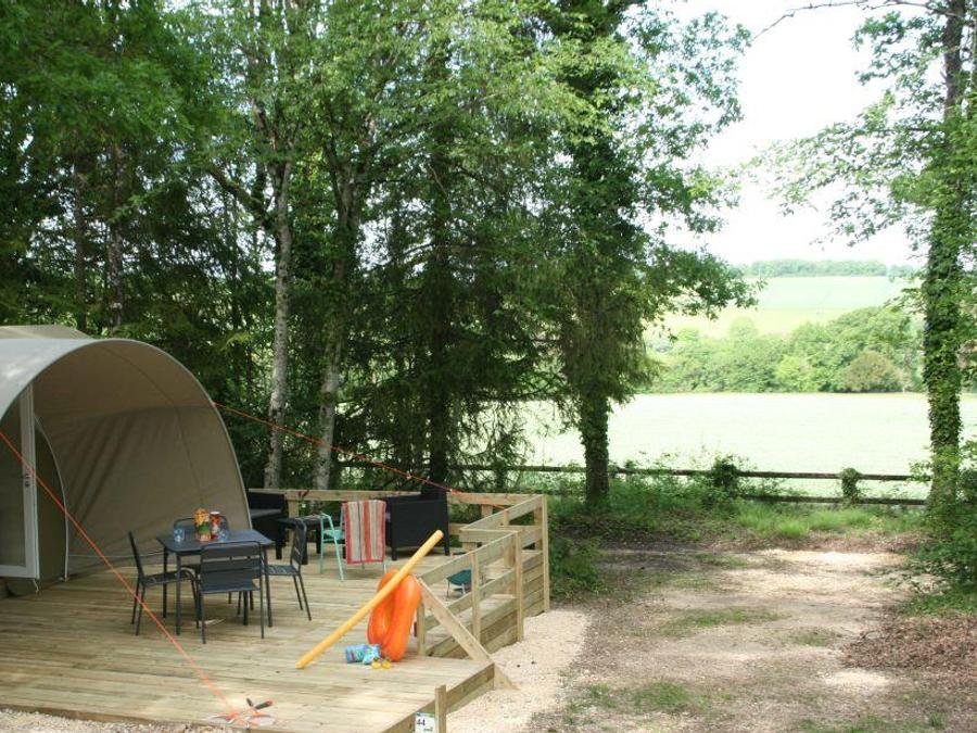 Camping Pas Cher vous présente avec son site Officiel campingpascher.fr, le Camping Ushuaïa Villages Au Bois Joli classé 4 étoiles, situé sur la commune de Andryes dans le département Yonne (Bourgogne) en France. Le camping Ushuaïa Villages Au Bois Joli, vous présente un hébergement de type tente de 16 m² pour 4 personnes. Le camping Ushuaïa Villages Au Bois Joli vous propose du vendredi 05 juin au vendredi 12 juin 2026 avec un DÉPART DEMAIN pour 7 nuits à 249€. Cette location propose 42 dates différentes pour réserver votre séjour. Découvrez également les 10 autres gammes d'hébergements du camping. Les Avis clients pour le Camping Ushuaïa Villages Au Bois Joli sont excellents avec une note moyenne de 9 sur 10. Piscine chauffée, Piscine extérieure, Aire de jeux enfants, Canoë-kayak, Court de tennis, Cyclisme, Ping-pong, Pétanque, Randonnée, Terrain de football, Terrain de volley-ball, Terrain multisports, Bar, Dépôt de pain,... En savoir plus : cliquez-ICI.
