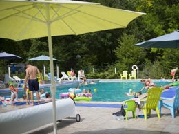 Camping Pas Cher vous présente avec son site Officiel campingpascher.fr, le Camping Ushuaïa Villages Au Bois Joli classé 4 étoiles, situé sur la commune de Andryes dans le département Yonne (Bourgogne) en France. Le camping Ushuaïa Villages Au Bois Joli vous propose un hébergement de type tente. L'établissement vous propose 8 autres types d'hébergements. Découvrez tous nos séjours à petits prix dans la commune et aux alentours de Andryes du département : Yonne (Bourgogne). Les Avis clients pour le Camping Ushuaïa Villages Au Bois Joli sont excellents avec une note moyenne de 9 sur 10. Piscine chauffée, Piscine extérieure, Aire de jeux enfants, Canoë-kayak, Court de tennis, Cyclisme, Ping-pong, Pétanque, Randonnée, Terrain de football, Terrain de volley-ball, Terrain multisports, Bar, Dépôt de pain,... En savoir plus : cliquez-ICI.