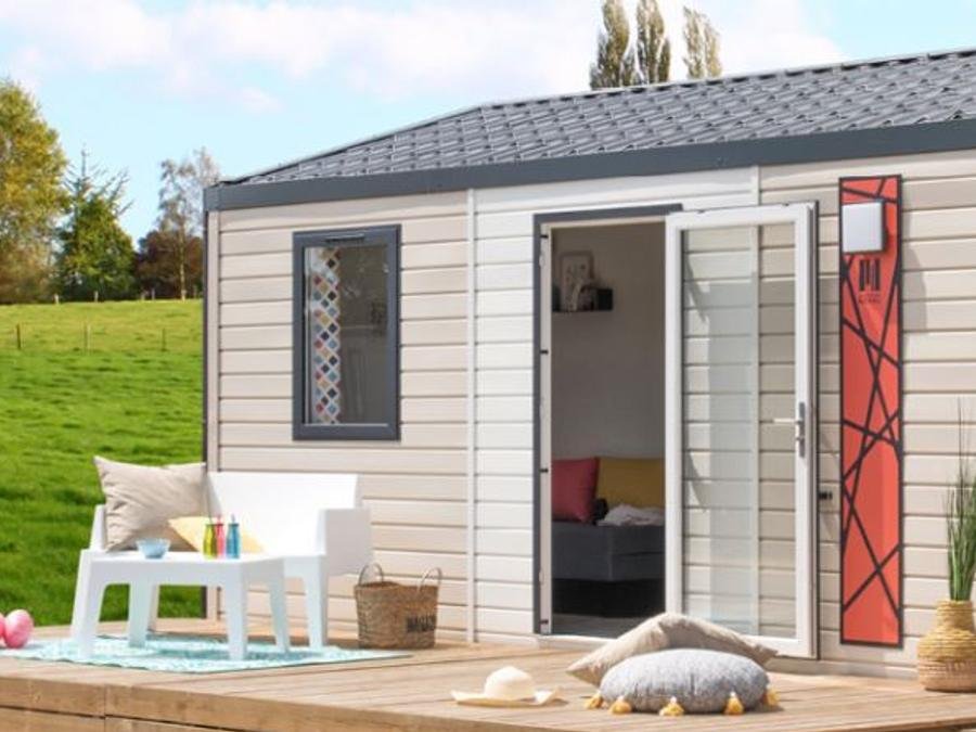 Camping Pas Cher vous présente avec son site Officiel campingpascher.fr, le Camping De La Plage classé 3 étoiles, situé sur la commune de Damgan dans le département Morbihan (Bretagne) en France. Le camping De La Plage, vous présente un hébergement de type mobil-home de 20 m² pour 2 personnes et télévision. Le camping De La Plage vous propose du lundi 21 septembre au lundi 28 septembre 2026 pour 7 nuits à 390€. Cette location propose 92 dates différentes pour réserver votre séjour. Découvrez également les 12 autres gammes d'hébergements du camping. Les Avis clients pour le Camping De La Plage sont excellents avec une note moyenne de 8 sur 10. Aire de jeux enfants, Baby-foot, Court de tennis, Cyclisme, Paddle, Ping-pong, Piscine, Planche à voile, Pédalo, Pétanque, Randonnée, Skatepark, Ski nautique, Terrain de beach-volley, Trampoline, Voile, kiteSurf, Boulangerie, Bureau de tabac, Créperie, Dépôt de pain, Pizzeria, Snack/Bar, Station-service, Supermarché, Épicerie,... En savoir plus : cliquez-ICI.