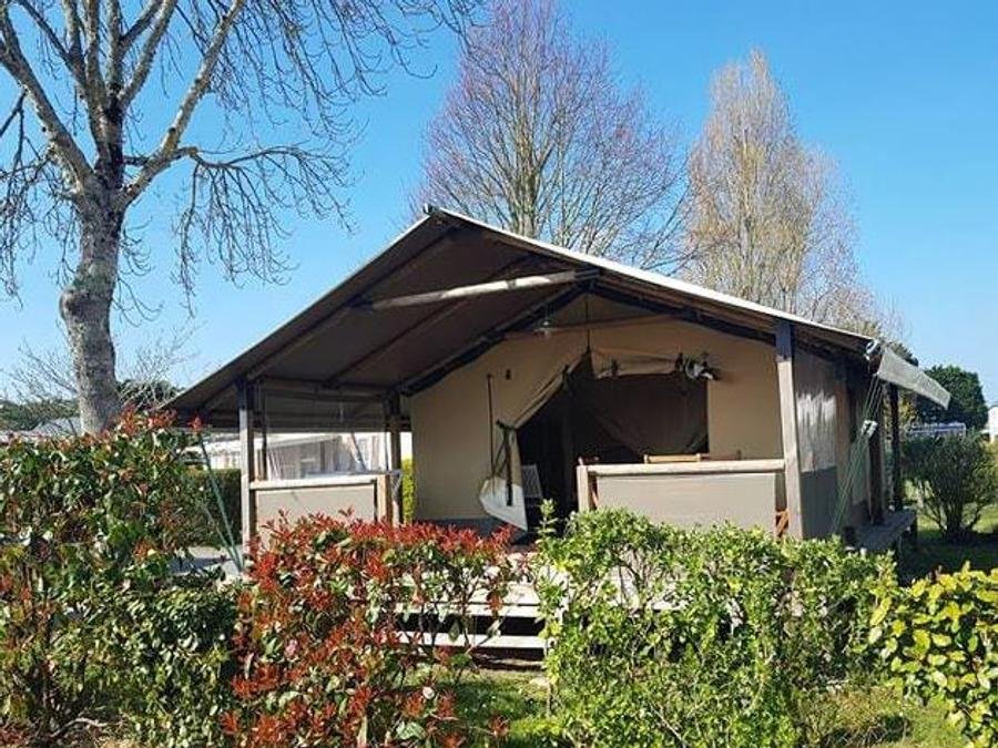 Camping Pas Cher vous présente avec son site Officiel campingpascher.fr, le Camping De La Plage classé 3 étoiles, situé sur la commune de Damgan dans le département Morbihan (Bretagne) en France. Le camping De La Plage vous propose un hébergement de type tente en toile et bois de 30 m² pour 4 personnes. L'établissement vous propose 12 autres types d'hébergements. Découvrez tous nos séjours à petits prix dans la commune et aux alentours de Damgan du département : Morbihan (Bretagne). Les Avis clients pour le Camping De La Plage sont excellents avec une note moyenne de 8 sur 10. Aire de jeux enfants, Baby-foot, Court de tennis, Cyclisme, Paddle, Ping-pong, Piscine, Planche à voile, Pédalo, Pétanque, Randonnée, Skatepark, Ski nautique, Terrain de beach-volley, Trampoline, Voile, kiteSurf, Boulangerie, Bureau de tabac, Créperie, Dépôt de pain, Pizzeria, Snack/Bar, Station-service, Supermarché, Épicerie,... En savoir plus : cliquez-ICI.