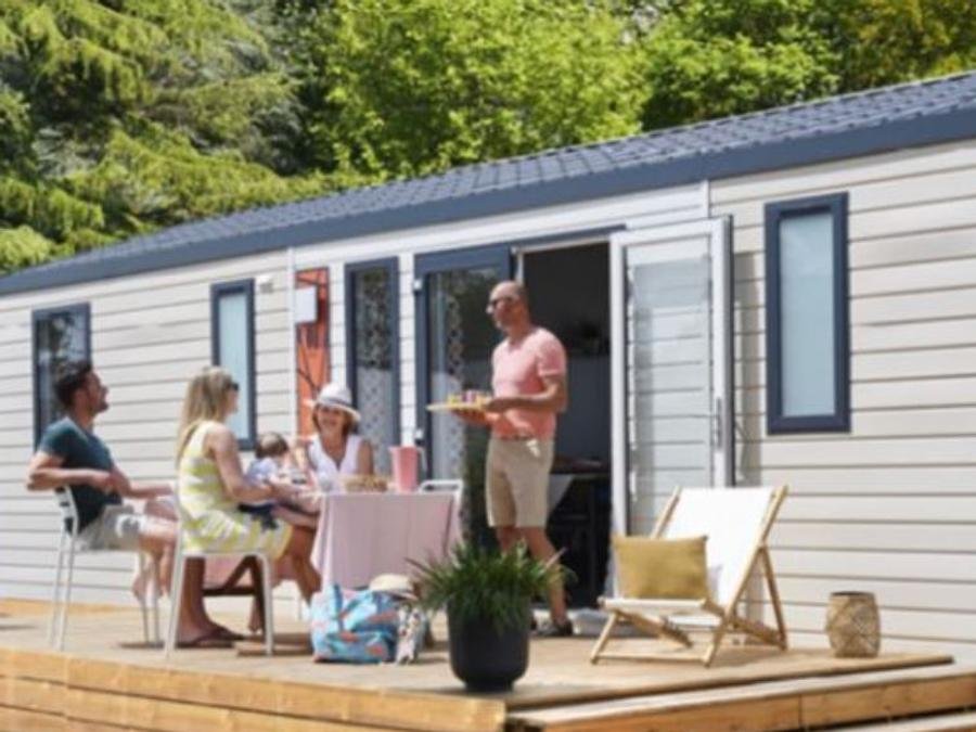 Camping Pas Cher vous présente avec son site Officiel campingpascher.fr, le Camping De La Plage classé 3 étoiles, situé sur la commune de Damgan dans le département Morbihan (Bretagne) en France. Le camping De La Plage vous propose un hébergement de type mobil-home de 40 m² pour 8 personnes (télévision). L'établissement vous propose 12 autres types d'hébergements. Découvrez tous nos séjours à petits prix dans la commune et aux alentours de Damgan du département : Morbihan (Bretagne). Les Avis clients pour le Camping De La Plage sont excellents avec une note moyenne de 8 sur 10. Aire de jeux enfants, Baby-foot, Court de tennis, Cyclisme, Paddle, Ping-pong, Piscine, Planche à voile, Pédalo, Pétanque, Randonnée, Skatepark, Ski nautique, Terrain de beach-volley, Trampoline, Voile, kiteSurf, Boulangerie, Bureau de tabac, Créperie, Dépôt de pain, Pizzeria, Snack/Bar, Station-service, Supermarché, Épicerie,... En savoir plus : cliquez-ICI.