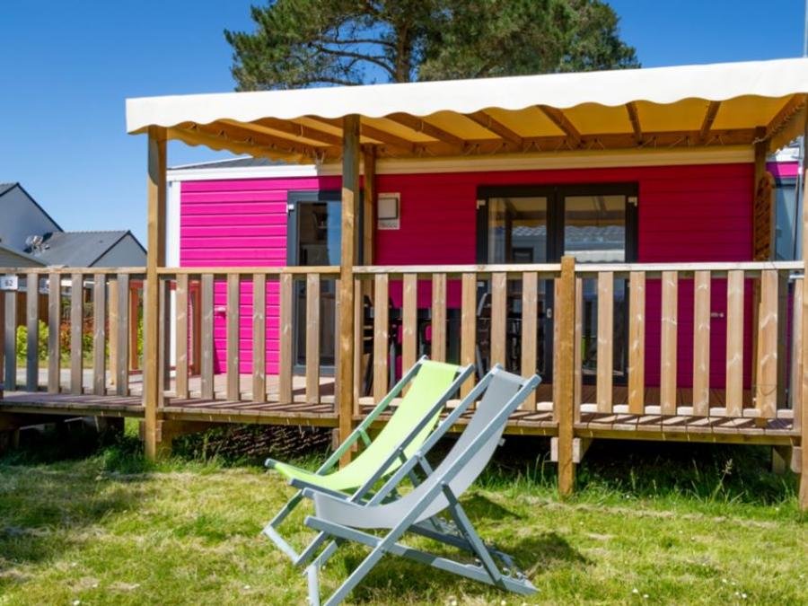 Camping Pas Cher vous présente avec son site Officiel campingpascher.fr, le Camping De La Plage classé 3 étoiles, situé sur la commune de Damgan dans le département Morbihan (Bretagne) en France. Le camping De La Plage, vous présente un hébergement de type mobil-home de 30 m² pour 4 personnes et télévision. Le camping De La Plage vous propose du lundi 21 septembre au lundi 28 septembre 2026 pour 7 nuits à 546€. Cette location propose 115 dates différentes pour réserver votre séjour. Découvrez également les 12 autres gammes d'hébergements du camping. Les Avis clients pour le Camping De La Plage sont excellents avec une note moyenne de 8 sur 10. Aire de jeux enfants, Baby-foot, Court de tennis, Cyclisme, Paddle, Ping-pong, Piscine, Planche à voile, Pédalo, Pétanque, Randonnée, Skatepark, Ski nautique, Terrain de beach-volley, Trampoline, Voile, kiteSurf, Boulangerie, Bureau de tabac, Créperie, Dépôt de pain, Pizzeria, Snack/Bar, Station-service, Supermarché, Épicerie,... En savoir plus : cliquez-ICI.