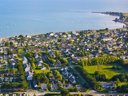 Camping Pas Cher vous présente avec son site Officiel campingpascher.fr, le Camping De La Plage classé 3 étoiles, situé sur la commune de Damgan dans le département Morbihan (Bretagne) en France. Le camping De La Plage vous propose un hébergement de type tente en toile et bois de 30 m² pour 4 personnes. L'établissement vous propose 12 autres types d'hébergements. Découvrez tous nos séjours à petits prix dans la commune et aux alentours de Damgan du département : Morbihan (Bretagne). Les Avis clients pour le Camping De La Plage sont excellents avec une note moyenne de 8 sur 10. Aire de jeux enfants, Baby-foot, Court de tennis, Cyclisme, Paddle, Ping-pong, Piscine, Planche à voile, Pédalo, Pétanque, Randonnée, Skatepark, Ski nautique, Terrain de beach-volley, Trampoline, Voile, kiteSurf, Boulangerie, Bureau de tabac, Créperie, Dépôt de pain, Pizzeria, Snack/Bar, Station-service, Supermarché, Épicerie,... En savoir plus : cliquez-ICI.