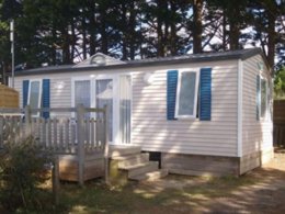 Camping Pas Cher vous présente avec son site Officiel campingpascher.fr, le Camping De La Plage classé 3 étoiles, situé sur la commune de Damgan dans le département Morbihan (Bretagne) en France. Le camping De La Plage, vous présente un hébergement de type mobil-home de 30 m² pour 4 personnes et télévision. Le camping De La Plage vous propose du lundi 21 septembre au lundi 28 septembre 2026 pour 7 nuits à 300€. Cette location propose 169 dates différentes pour réserver votre séjour. Découvrez également les 13 autres gammes d'hébergements du camping. Les Avis clients pour le Camping De La Plage sont excellents avec une note moyenne de 8 sur 10. Aire de jeux enfants, Baby-foot, Court de tennis, Cyclisme, Paddle, Ping-pong, Piscine, Planche à voile, Pédalo, Pétanque, Randonnée, Skatepark, Ski nautique, Terrain de beach-volley, Trampoline, Voile, kiteSurf, Boulangerie, Bureau de tabac, Créperie, Dépôt de pain, Pizzeria, Snack/Bar, Station-service, Supermarché, Épicerie,... En savoir plus : cliquez-ICI.