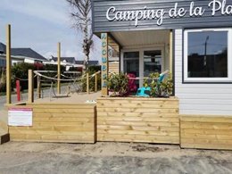 Camping Pas Cher vous présente avec son site Officiel campingpascher.fr, le Camping De La Plage classé 3 étoiles, situé sur la commune de Damgan dans le département Morbihan (Bretagne) en France. Le camping De La Plage, vous présente un hébergement de type mobil-home de 30 m² pour 4 personnes et télévision. Le camping De La Plage vous propose du lundi 21 septembre au lundi 28 septembre 2026 pour 7 nuits à 300€. Cette location propose 174 dates différentes pour réserver votre séjour. Découvrez également les 13 autres gammes d'hébergements du camping. Les Avis clients pour le Camping De La Plage sont excellents avec une note moyenne de 8 sur 10. Aire de jeux enfants, Baby-foot, Court de tennis, Cyclisme, Paddle, Ping-pong, Piscine, Planche à voile, Pédalo, Pétanque, Randonnée, Skatepark, Ski nautique, Terrain de beach-volley, Trampoline, Voile, kiteSurf, Boulangerie, Bureau de tabac, Créperie, Dépôt de pain, Pizzeria, Snack/Bar, Station-service, Supermarché, Épicerie,... En savoir plus : cliquez-ICI.