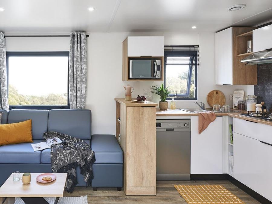 Camping Pas Cher vous présente avec son site Officiel campingpascher.fr, le Camping Les Goélands classé 3 étoiles, situé sur la commune de Arès dans le département Gironde (Aquitaine) en France. Le camping Les Goélands vous propose un hébergement de type mobil-home de 37 m² pour 6 personnes avec climatisation (télévision). L'établissement vous propose 12 autres types d'hébergements. Découvrez tous nos séjours à petits prix dans la commune et aux alentours de Arès du département : Gironde (Aquitaine). Les Avis clients pour le Camping Les Goélands sont excellents avec une note moyenne de 8 sur 10. Mer, Piscine extérieure, Animation ados, Animations familiales, Club ados, Club enfants, Aire de jeux enfants, Parcours sportif, Ping-pong, Pétanque, Terrain multisports, Bar, Brasserie, Dépôt de pain, Pizzeria, Épicerie,... En savoir plus : cliquez-ICI.
