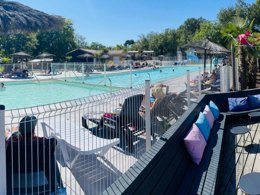 Camping Pas Cher vous présente avec son site Officiel campingpascher.fr, le Camping Les Goélands classé 3 étoiles, situé sur la commune de Arès dans le département Gironde (Aquitaine) en France. Le camping Les Goélands vous propose un hébergement de type mobil-home de 36 m² pour 6 personnes avec climatisation (télévision). L'établissement vous propose 12 autres types d'hébergements. Découvrez tous nos séjours à petits prix dans la commune et aux alentours de Arès du département : Gironde (Aquitaine). Les Avis clients pour le Camping Les Goélands sont excellents avec une note moyenne de 8 sur 10. Mer, Piscine extérieure, Animation ados, Animations familiales, Club ados, Club enfants, Aire de jeux enfants, Parcours sportif, Ping-pong, Pétanque, Terrain multisports, Bar, Brasserie, Dépôt de pain, Pizzeria, Épicerie,... En savoir plus : cliquez-ICI.