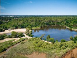 Camping Pas Cher vous présente avec son site Officiel campingpascher.fr, le Camping Les Goélands classé 3 étoiles, situé sur la commune de Arès dans le département Gironde (Aquitaine) en France. Le camping Les Goélands, vous présente un hébergement de type mobil-home de 32 m² avec climatisation et télévision. Le camping Les Goélands vous proposeun séjour PAS CHER avec une REMISEdu sam. 10 octobre au sam. 17 octobre 2026, en promotion à -55% pour 7 nuits à 229 € au lieu de 515,0 € soit une Économie de 286 €. Cette location propose 27 dates différentes pour réserver votre séjour. Découvrez également les 12 autres gammes d'hébergements du camping. Les Avis clients pour le Camping Les Goélands sont excellents avec une note moyenne de 8 sur 10. Mer, Piscine extérieure, Animation ados, Animations familiales, Club ados, Club enfants, Aire de jeux enfants, Parcours sportif, Ping-pong, Pétanque, Terrain multisports, Bar, Brasserie, Dépôt de pain, Pizzeria, Épicerie,... En savoir plus : cliquez-ICI.