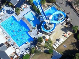 Camping Pas Cher vous présente avec son site Officiel campingpascher.fr, le Camping Du Menhir classé 4 étoiles, situé sur la commune de Saint Gildas De Rhuys dans le département Morbihan (Bretagne) en France. Le camping Du Menhir, vous présente un hébergement de type mobil-home de 27 m² pour 4 personnes et télévision. Le camping Du Menhir vous propose du sam. 29 août au sam. 05 septembre 2026, en promotion à -21% pour 7 nuits à 401,74 € au lieu de 512,0 € soit une Économie de 110,26 €. Cette location propose 2 dates différentes pour réserver votre séjour. Découvrez également les 2 autres gammes d'hébergements du camping.... En savoir plus : cliquez-ICI.