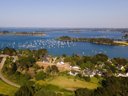 Camping Pas Cher vous présente avec son site Officiel campingpascher.fr, le Camping Le Tindio classé 3 étoiles, situé sur la commune de Arzon dans le département Morbihan (Bretagne) en France. Le camping Le Tindio, vous présente un hébergement de type bungalow toilé de 7 m² pour 2 personnes. Le camping Le Tindio vous propose du mardi 09 juin au mardi 16 juin 2026 pour 7 nuits à 196€. Cette location propose 59 dates différentes pour réserver votre séjour. Découvrez également les 6 autres gammes d'hébergements du camping. Mer, Aire de jeux enfants, Pétanque, Terrain multisports, Dépôt de pain,... En savoir plus : cliquez-ICI.