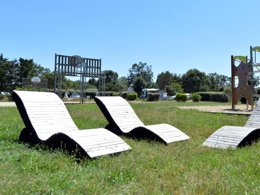 Camping Pas Cher vous présente avec son site Officiel campingpascher.fr, le Camping Le Tindio classé 3 étoiles, situé sur la commune de Arzon dans le département Morbihan (Bretagne) en France. Le camping Le Tindio vous propose un hébergement de type chalet de 26 m² (télévision). L'établissement vous propose 6 autres types d'hébergements. Découvrez tous nos séjours à petits prix dans la commune et aux alentours de Arzon du département : Morbihan (Bretagne). Mer, Aire de jeux enfants, Pétanque, Terrain multisports, Dépôt de pain,... En savoir plus : cliquez-ICI.