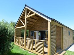 Camping Pas Cher vous présente avec son site Officiel campingpascher.fr, le Camping Le Tindio classé 3 étoiles, situé sur la commune de Arzon dans le département Morbihan (Bretagne) en France. Le camping Le Tindio vous propose un hébergement de type chalet de 35 m² pour 8 personnes. L'établissement vous propose 6 autres types d'hébergements. Découvrez tous nos séjours à petits prix dans la commune et aux alentours de Arzon du département : Morbihan (Bretagne). Mer, Aire de jeux enfants, Pétanque, Terrain multisports, Dépôt de pain,... En savoir plus : cliquez-ICI.