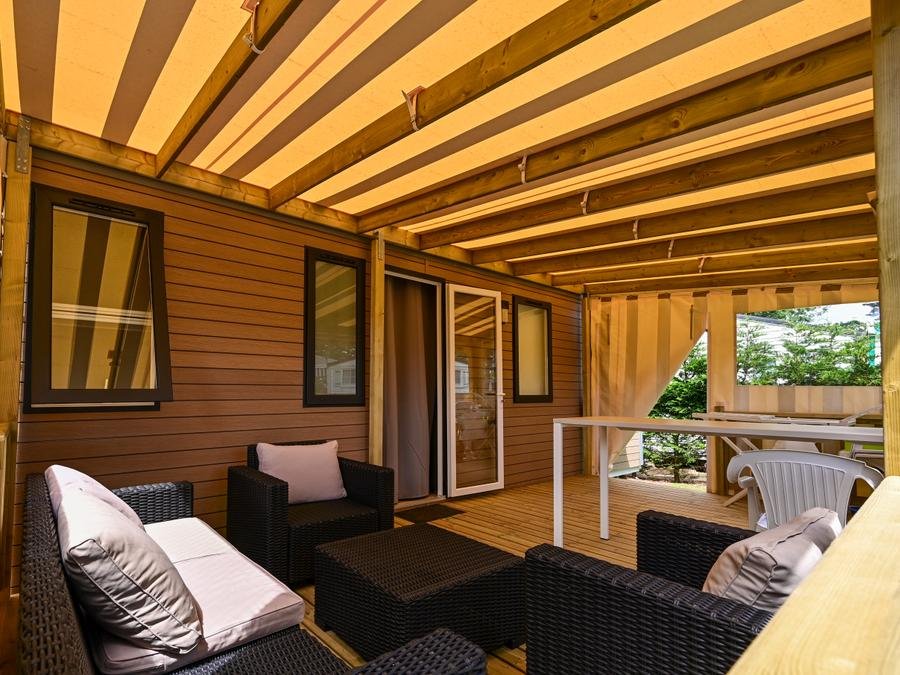 Camping Pas Cher vous présente avec son site Officiel campingpascher.fr, le Camping Paradis D'Arvor classé 3 étoiles, situé sur la commune de Ambon dans le département Morbihan (Bretagne) en France. Le camping Paradis D'Arvor vous propose un hébergement de type mobil-home de 40 m² pour 2 personnes (télévision). L'établissement vous propose 10 autres types d'hébergements. Découvrez tous nos séjours à petits prix dans la commune et aux alentours de Ambon du département : Morbihan (Bretagne). Les Avis clients pour le Camping Paradis D'Arvor sont excellents avec une note moyenne de 8 sur 10. MerÉtang, Piscine couverte, Piscine extérieure, Animations familiales, Aire de jeux enfants, Baby-foot, Flipper, Paddle, Ping-pong, Piscine, Pétanque, Salle de jeux vidéo, Terrain de football, Bar, Boulangerie, Brasserie, Bureau de tabac, Snack/Bar, Supermarché, Épicerie,... En savoir plus : cliquez-ICI.