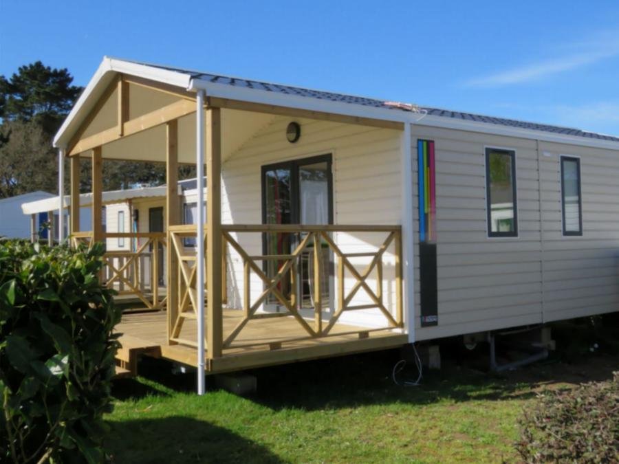 Camping Pas Cher vous présente avec son site Officiel campingpascher.fr, le Camping Paradis D'Arvor classé 3 étoiles, situé sur la commune de Ambon dans le département Morbihan (Bretagne) en France. Le camping Paradis D'Arvor vous propose un hébergement de type mobil-home de 23 m² (télévision). Cet hébergement propose plus de 21 dates différentes pour réserver ! Pour dévouvrir la période la moins chère, consultez la rubrique 'Tarifs' et sélectionnez votre mois de départ. L'établissement vous propose 10 autres types d'hébergements. Découvrez tous nos séjours à petits prix dans la commune et aux alentours de Ambon du département : Morbihan (Bretagne). Les Avis clients pour le Camping Paradis D'Arvor sont excellents avec une note moyenne de 8 sur 10. MerÉtang, Piscine couverte, Piscine extérieure, Animations familiales, Aire de jeux enfants, Baby-foot, Flipper, Paddle, Ping-pong, Piscine, Pétanque, Salle de jeux vidéo, Terrain de football, Bar, Boulangerie, Brasserie, Bureau de tabac, Snack/Bar, Supermarché, Épicerie,... En savoir plus : cliquez-ICI.