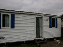 Camping Pas Cher vous présente avec son site Officiel campingpascher.fr, le Camping Paradis D'Arvor classé 3 étoiles, situé sur la commune de Ambon dans le département Morbihan (Bretagne) en France. Le camping Paradis D'Arvor, vous présente un hébergement de type mobil-home de 21 m² et télévision. Le camping Paradis D'Arvor vous propose du sam. 11 juillet au sam. 18 juillet 2026, en promotion à -10% pour 7 nuits à 499 € au lieu de 555,0 € soit une Économie de 56 €. Cette location propose 79 dates différentes pour réserver votre séjour. Découvrez également les 10 autres gammes d'hébergements du camping. Les Avis clients pour le Camping Paradis D'Arvor sont excellents avec une note moyenne de 8 sur 10. MerÉtang, Piscine couverte, Piscine extérieure, Animations familiales, Aire de jeux enfants, Baby-foot, Flipper, Paddle, Ping-pong, Piscine, Pétanque, Salle de jeux vidéo, Terrain de football, Bar, Boulangerie, Brasserie, Bureau de tabac, Snack/Bar, Supermarché, Épicerie,... En savoir plus : cliquez-ICI.