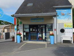 Camping Pas Cher vous présente avec son site Officiel campingpascher.fr, le Camping Paradis D'Arvor classé 3 étoiles, situé sur la commune de Ambon dans le département Morbihan (Bretagne) en France. Le camping Paradis D'Arvor vous propose un hébergement de type mobil-home de 27 m² (télévision). L'établissement vous propose 10 autres types d'hébergements. Découvrez tous nos séjours à petits prix dans la commune et aux alentours de Ambon du département : Morbihan (Bretagne). Les Avis clients pour le Camping Paradis D'Arvor sont excellents avec une note moyenne de 8 sur 10. MerÉtang, Piscine couverte, Piscine extérieure, Animations familiales, Aire de jeux enfants, Baby-foot, Flipper, Paddle, Ping-pong, Piscine, Pétanque, Salle de jeux vidéo, Terrain de football, Bar, Boulangerie, Brasserie, Bureau de tabac, Snack/Bar, Supermarché, Épicerie,... En savoir plus : cliquez-ICI.