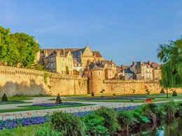 Camping Pas Cher vous présente avec son site Officiel campingpascher.fr, le Camping Paradis D'Arvor classé 3 étoiles, situé sur la commune de Ambon dans le département Morbihan (Bretagne) en France. Le camping Paradis D'Arvor, vous présente un hébergement de type mobil-home de 23 m² et télévision. Le camping Paradis D'Arvor vous propose du mardi 19 mai au mardi 26 mai 2026, en promotion à -10% pour 7 nuits à 223 € au lieu de 248,0 € soit une Économie de 25 €. Cette location propose 91 dates différentes pour réserver votre séjour. Découvrez également les 10 autres gammes d'hébergements du camping. Les Avis clients pour le Camping Paradis D'Arvor sont excellents avec une note moyenne de 8 sur 10. MerÉtang, Piscine couverte, Piscine extérieure, Animations familiales, Aire de jeux enfants, Baby-foot, Flipper, Paddle, Ping-pong, Piscine, Pétanque, Salle de jeux vidéo, Terrain de football, Bar, Boulangerie, Brasserie, Bureau de tabac, Snack/Bar, Supermarché, Épicerie,... En savoir plus : cliquez-ICI.