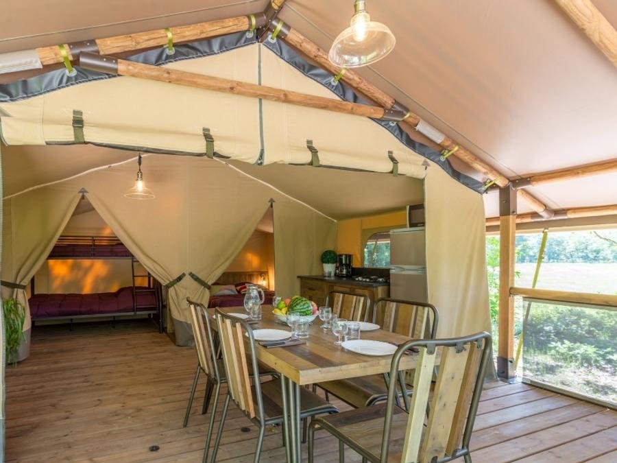 Camping Pas Cher vous présente avec son site Officiel campingpascher.fr, le Camping Le Chapeau Chinois classé 3 étoiles, situé sur la commune de Villersexel dans le département Haute-saône (Franche Comté) en France. Le camping Le Chapeau Chinois, vous présente un hébergement de type lodge de 34 m² pour 5 personnes. Le camping Le Chapeau Chinois vous propose du mardi 09 juin au mardi 16 juin 2026, en promotion à -17% pour 7 nuits à 574 € au lieu de 693 € soit une Économie de 119 €. Cette location propose 36 dates différentes pour réserver votre séjour. Découvrez également les 4 autres gammes d'hébergements du camping. Les Avis clients pour le Camping Le Chapeau Chinois sont excellents avec une note moyenne de 8 sur 10. Rivière, Aire de jeux enfants, Canoë-kayak, Cyclisme, Paddle, Ping-pong, Pétanque, Randonnée, Terrain de volley-ball, Épicerie,... En savoir plus : cliquez-ICI.