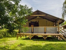 Camping Pas Cher vous présente avec son site Officiel campingpascher.fr, le Camping Le Chapeau Chinois classé 3 étoiles, situé sur la commune de Villersexel dans le département Haute-saône (Franche Comté) en France. Le camping Le Chapeau Chinois, vous présente un hébergement de type lodge de 34 m² pour 5 personnes. Le camping Le Chapeau Chinois vous propose du mardi 09 juin au mardi 16 juin 2026, en promotion à -22% pour 7 nuits à 469 € au lieu de 609 € soit une Économie de 140 €. Cette location propose 52 dates différentes pour réserver votre séjour. Découvrez également les 4 autres gammes d'hébergements du camping. Les Avis clients pour le Camping Le Chapeau Chinois sont excellents avec une note moyenne de 8 sur 10. Rivière, Aire de jeux enfants, Canoë-kayak, Cyclisme, Paddle, Ping-pong, Pétanque, Randonnée, Terrain de volley-ball, Épicerie,... En savoir plus : cliquez-ICI.