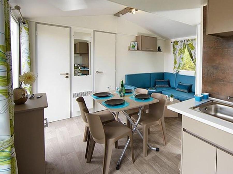 Camping Pas Cher vous présente avec son site Officiel campingpascher.fr, le Camping Lodges De Blois Chambord classé 3 étoiles, situé sur la commune de Mont Pres Chambord dans le département Loir-et-cher (Centre Val De Loire) en France. Le camping Lodges De Blois Chambord, vous présente un hébergement de type mobil-home de 29 m². Le camping Lodges De Blois Chambord vous propose du jeudi 02 juillet au jeudi 09 juillet 2026 pour 7 nuits à 693.5€. Cette location propose 90 dates différentes pour réserver votre séjour. Découvrez également les 18 autres gammes d'hébergements du camping. Les Avis clients pour le Camping Lodges De Blois Chambord sont excellents avec une note moyenne de 8 sur 10. Piscine chauffée, Piscine couverte, Aire de jeux enfants, Pétanque, Salle de jeux vidéo, Trampoline, Boulangerie, Station-service, Supermarché, Épicerie,... En savoir plus : cliquez-ICI.