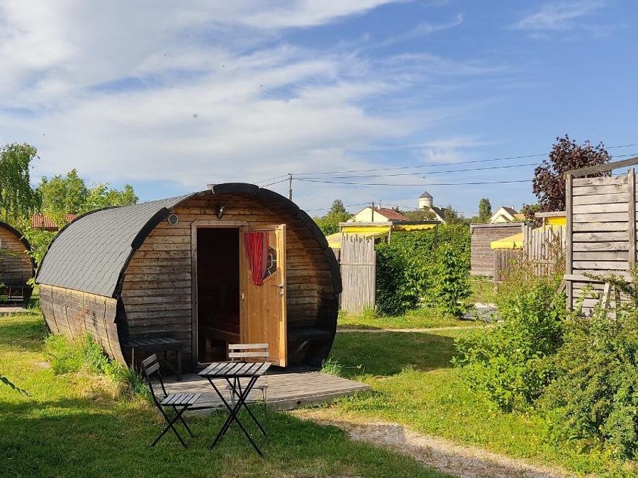 Camping Pas Cher vous présente avec son site Officiel campingpascher.fr, le Camping Lodges De Blois Chambord classé 3 étoiles, situé sur la commune de Mont Pres Chambord dans le département Loir-et-cher (Centre Val De Loire) en France. Le camping Lodges De Blois Chambord, vous présente un hébergement de type hébergement insolite de 12 m². Le camping Lodges De Blois Chambord vous propose du dimanche 14 juin au dimanche 21 juin 2026 pour 7 nuits à 342€. Cette location propose 103 dates différentes pour réserver votre séjour. Découvrez également les 18 autres gammes d'hébergements du camping. Les Avis clients pour le Camping Lodges De Blois Chambord sont excellents avec une note moyenne de 8 sur 10. Piscine chauffée, Piscine couverte, Aire de jeux enfants, Pétanque, Salle de jeux vidéo, Trampoline, Boulangerie, Station-service, Supermarché, Épicerie,... En savoir plus : cliquez-ICI.