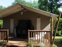 Camping Pas Cher vous présente avec son site Officiel campingpascher.fr, le Camping Flower La Blanche Hermine classé 3 étoiles, situé sur la commune de Muzillac dans le département Morbihan (Bretagne) en France. Le camping Flower La Blanche Hermine, vous présente un hébergement de type tente de 21 m² pour 5 personnes. Le camping Flower La Blanche Hermine vous propose du sam. 18 juillet au sam. 25 juillet 2026, en promotion à -5% pour 7 nuits à 452,20 € au lieu de 476,0 € soit une Économie de 23,80 €. Cette location propose 4 dates différentes pour réserver votre séjour. Découvrez également les 11 autres gammes d'hébergements du camping. Les Avis clients pour le Camping Flower La Blanche Hermine sont excellents avec une note moyenne de 8 sur 10. Piscine chauffée, Piscine couverte, Animation enfants, Animations familiales, Aire de jeux enfants, Ping-pong, Pétanque, Structure gonflable enfants, Terrain multisports, Trampoline, Bar, Pizzeria, Snack/Bar,... En savoir plus : cliquez-ICI.