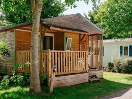 Camping Pas Cher vous présente avec son site Officiel campingpascher.fr, le Camping Flower La Blanche Hermine classé 3 étoiles, situé sur la commune de Muzillac dans le département Morbihan (Bretagne) en France. Le camping Flower La Blanche Hermine, vous présente un hébergement de type tente de 21 m² pour 5 personnes. Le camping Flower La Blanche Hermine vous propose du sam. 18 juillet au sam. 25 juillet 2026, en promotion à -5% pour 7 nuits à 452,20 € au lieu de 476,0 € soit une Économie de 23,80 €. Cette location propose 4 dates différentes pour réserver votre séjour. Découvrez également les 11 autres gammes d'hébergements du camping. Les Avis clients pour le Camping Flower La Blanche Hermine sont excellents avec une note moyenne de 8 sur 10. Piscine chauffée, Piscine couverte, Animation enfants, Animations familiales, Aire de jeux enfants, Ping-pong, Pétanque, Structure gonflable enfants, Terrain multisports, Trampoline, Bar, Pizzeria, Snack/Bar,... En savoir plus : cliquez-ICI.