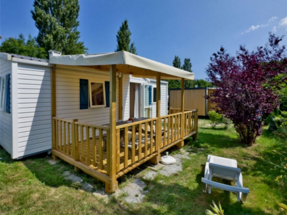 Camping Pas Cher vous présente avec son site Officiel campingpascher.fr, le Camping Paradis - Les Palmiers classé 3 étoiles, situé sur la commune de Saint Philibert dans le département Morbihan (Bretagne) en France. Le camping Paradis - Les Palmiers vous propose un hébergement de type mobil-home de 27 m². L'établissement vous propose 3 autres types d'hébergements. Découvrez tous nos séjours à petits prix dans la commune et aux alentours de Saint Philibert du département : Morbihan (Bretagne). Les Avis clients pour le Camping Paradis - Les Palmiers sont excellents avec une note moyenne de 8 sur 10. Piscine couverte, Piscine extérieure, Animations familiales, Club enfants, Aire de jeux enfants, Baby-foot, Cyclisme, Ping-pong, Pétanque, Randonnée, Terrain de beach-volley, Bar, Dépôt de pain, Pizzeria, Snack/Bar,... En savoir plus : cliquez-ICI.