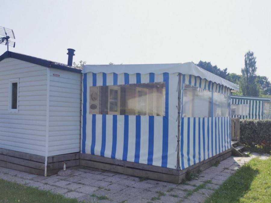 Camping Pas Cher vous présente avec son site Officiel campingpascher.fr, le Camping Paradis - Les Palmiers classé 3 étoiles, situé sur la commune de Saint Philibert dans le département Morbihan (Bretagne) en France. Le camping Paradis - Les Palmiers vous propose un hébergement de type mobil-home de 27 m². L'établissement vous propose 6 autres types d'hébergements. Découvrez tous nos séjours à petits prix dans la commune et aux alentours de Saint Philibert du département : Morbihan (Bretagne). Les Avis clients pour le Camping Paradis - Les Palmiers sont excellents avec une note moyenne de 8 sur 10. Piscine couverte, Piscine extérieure, Animations familiales, Club enfants, Aire de jeux enfants, Baby-foot, Cyclisme, Ping-pong, Pétanque, Randonnée, Terrain de beach-volley, Bar, Dépôt de pain, Pizzeria, Snack/Bar,... En savoir plus : cliquez-ICI.