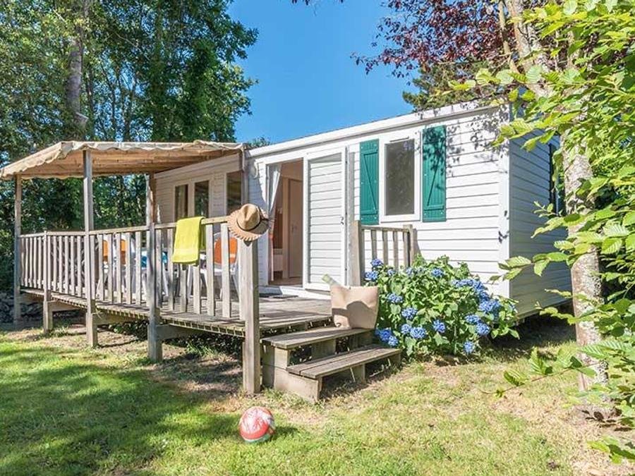 Camping Pas Cher vous présente avec son site Officiel campingpascher.fr, le Camping Les Pirates De Carnac classé 4 étoiles, situé sur la commune de Carnac dans le département Morbihan (Bretagne) en France. Le camping Les Pirates De Carnac, vous présente un hébergement de type mobil-home de 27 m² pour 5 personnes et télévision. Le camping Les Pirates De Carnac vous propose du sam. 18 juillet au sam. 25 juillet 2026, en promotion à -10% pour 7 nuits à 856,80 € au lieu de 952,0 € soit une Économie de 95,20 €. Cette location propose 28 dates différentes pour réserver votre séjour. Découvrez également les 19 autres gammes d'hébergements du camping. Les Avis clients pour le Camping Les Pirates De Carnac sont excellents avec une note moyenne de 8 sur 10. Mer, Piscine chauffée, Piscine couverte, Animations familiales, Club enfants, Aire de jeux enfants, Canoë-kayak, Court de padel en extérieur, Court de tennis, Cyclisme, Golf, Jet-ski, Location de bateaux, Paddle, Ping-pong, Planche à voile, Plongée, Pétanque, Randonnée, Salle de fitness, Skatepark, Ski nautique, Structure gonflable enfants, Surf, Terrain de football, Trampoline, Voile, kiteSurf, Bar, Boulangerie, Brasserie, Bureau de tabac, Créperie, Pizzeria, Plats à emporter, Restaurant, Restaurant asiatique, Snack/Bar, Station-service, Supermarché, Épicerie,... En savoir plus : cliquez-ICI.