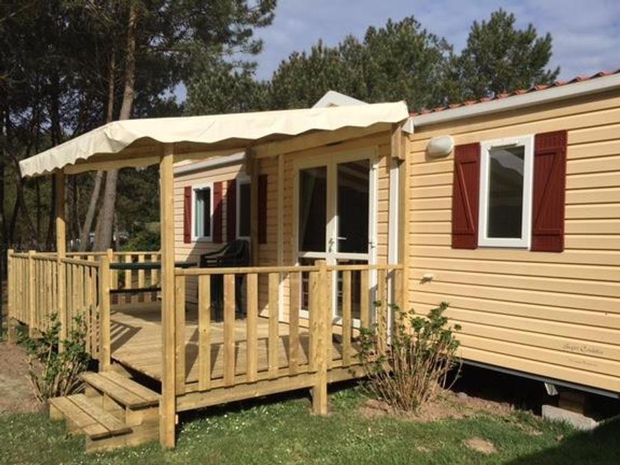 Camping Pas Cher vous présente avec son site Officiel campingpascher.fr, le Camping Les Pirates De Carnac classé 4 étoiles, situé sur la commune de Carnac dans le département Morbihan (Bretagne) en France. Le camping Les Pirates De Carnac, vous présente un hébergement de type mobil-home de 35 m² pour 8 personnes et télévision. Le camping Les Pirates De Carnac vous propose du sam. 04 juillet au sam. 11 juillet 2026, en promotion à -9% pour 7 nuits à 812,70 € au lieu de 903,0 € soit une Économie de 90,30 €. Cette location propose 34 dates différentes pour réserver votre séjour. Découvrez également les 19 autres gammes d'hébergements du camping. Les Avis clients pour le Camping Les Pirates De Carnac sont excellents avec une note moyenne de 8 sur 10. Mer, Piscine chauffée, Piscine couverte, Animations familiales, Club enfants, Aire de jeux enfants, Canoë-kayak, Court de padel en extérieur, Court de tennis, Cyclisme, Golf, Jet-ski, Location de bateaux, Paddle, Ping-pong, Planche à voile, Plongée, Pétanque, Randonnée, Salle de fitness, Skatepark, Ski nautique, Structure gonflable enfants, Surf, Terrain de football, Trampoline, Voile, kiteSurf, Bar, Boulangerie, Brasserie, Bureau de tabac, Créperie, Pizzeria, Plats à emporter, Restaurant, Restaurant asiatique, Snack/Bar, Station-service, Supermarché, Épicerie,... En savoir plus : cliquez-ICI.