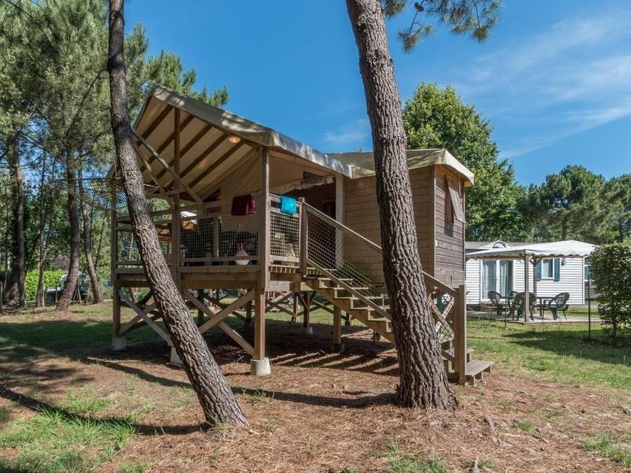 Camping Pas Cher vous présente avec son site Officiel campingpascher.fr, le Camping Les Pirates De Carnac classé 4 étoiles, situé sur la commune de Carnac dans le département Morbihan (Bretagne) en France. Le camping Les Pirates De Carnac, vous présente un hébergement de type hébergement insolite de 25 m² pour 5 personnes et télévision. Le camping Les Pirates De Carnac vous propose du sam. 04 juillet au sam. 11 juillet 2026, en promotion à -10% pour 7 nuits à 699,30 € au lieu de 777,0 € soit une Économie de 77,70 €. Cette location propose 44 dates différentes pour réserver votre séjour. Découvrez également les 19 autres gammes d'hébergements du camping. Les Avis clients pour le Camping Les Pirates De Carnac sont excellents avec une note moyenne de 8 sur 10. Mer, Piscine chauffée, Piscine couverte, Animations familiales, Club enfants, Aire de jeux enfants, Canoë-kayak, Court de padel en extérieur, Court de tennis, Cyclisme, Golf, Jet-ski, Location de bateaux, Paddle, Ping-pong, Planche à voile, Plongée, Pétanque, Randonnée, Salle de fitness, Skatepark, Ski nautique, Structure gonflable enfants, Surf, Terrain de football, Trampoline, Voile, kiteSurf, Bar, Boulangerie, Brasserie, Bureau de tabac, Créperie, Pizzeria, Plats à emporter, Restaurant, Restaurant asiatique, Snack/Bar, Station-service, Supermarché, Épicerie,... En savoir plus : cliquez-ICI.