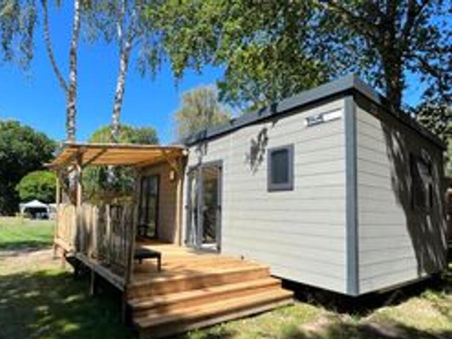 Camping Pas Cher vous présente avec son site Officiel campingpascher.fr, le Camping Les Pirates De Carnac classé 4 étoiles, situé sur la commune de Carnac dans le département Morbihan (Bretagne) en France. Le camping Les Pirates De Carnac, vous présente un hébergement de type mobil-home de 30 m² pour 6 personnes et télévision. Le camping Les Pirates De Carnac vous propose du sam. 25 juillet au sam. 01 août 2026, en promotion à -10% pour 7 nuits à 1203,30 € au lieu de 1337,0 € soit une Économie de 133,70 €. Cette location propose 36 dates différentes pour réserver votre séjour. Découvrez également les 19 autres gammes d'hébergements du camping. Les Avis clients pour le Camping Les Pirates De Carnac sont excellents avec une note moyenne de 8 sur 10. Mer, Piscine chauffée, Piscine couverte, Animations familiales, Club enfants, Aire de jeux enfants, Canoë-kayak, Court de padel en extérieur, Court de tennis, Cyclisme, Golf, Jet-ski, Location de bateaux, Paddle, Ping-pong, Planche à voile, Plongée, Pétanque, Randonnée, Salle de fitness, Skatepark, Ski nautique, Structure gonflable enfants, Surf, Terrain de football, Trampoline, Voile, kiteSurf, Bar, Boulangerie, Brasserie, Bureau de tabac, Créperie, Pizzeria, Plats à emporter, Restaurant, Restaurant asiatique, Snack/Bar, Station-service, Supermarché, Épicerie,... En savoir plus : cliquez-ICI.