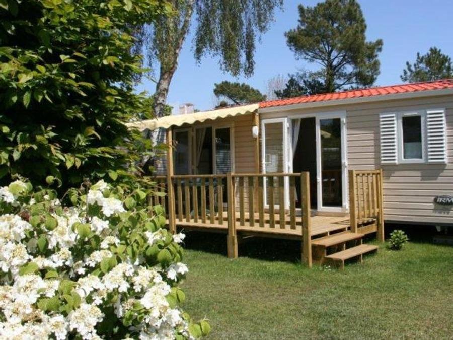 Camping Pas Cher vous présente avec son site Officiel campingpascher.fr, le Camping Les Pirates De Carnac classé 4 étoiles, situé sur la commune de Carnac dans le département Morbihan (Bretagne) en France. Le camping Les Pirates De Carnac vous propose un hébergement de type mobil-home de 30 m² pour 6 personnes (télévision). L'établissement vous propose 19 autres types d'hébergements. Découvrez tous nos séjours à petits prix dans la commune et aux alentours de Carnac du département : Morbihan (Bretagne). Les Avis clients pour le Camping Les Pirates De Carnac sont excellents avec une note moyenne de 8 sur 10. Mer, Piscine chauffée, Piscine couverte, Animations familiales, Club enfants, Aire de jeux enfants, Canoë-kayak, Court de padel en extérieur, Court de tennis, Cyclisme, Golf, Jet-ski, Location de bateaux, Paddle, Ping-pong, Planche à voile, Plongée, Pétanque, Randonnée, Salle de fitness, Skatepark, Ski nautique, Structure gonflable enfants, Surf, Terrain de football, Trampoline, Voile, kiteSurf, Bar, Boulangerie, Brasserie, Bureau de tabac, Créperie, Pizzeria, Plats à emporter, Restaurant, Restaurant asiatique, Snack/Bar, Station-service, Supermarché, Épicerie,... En savoir plus : cliquez-ICI.