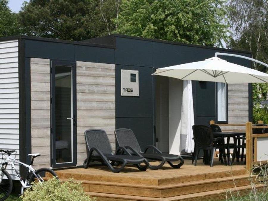 Camping Pas Cher vous présente avec son site Officiel campingpascher.fr, le Camping Les Pirates De Carnac classé 4 étoiles, situé sur la commune de Carnac dans le département Morbihan (Bretagne) en France. Le camping Les Pirates De Carnac, vous présente un hébergement de type mobil-home de 35 m² pour 5 personnes et télévision. Le camping Les Pirates De Carnac vous propose du sam. 04 juillet au sam. 11 juillet 2026, en promotion à -9% pour 7 nuits à 768,60 € au lieu de 854,0 € soit une Économie de 85,40 €. Cette location propose 44 dates différentes pour réserver votre séjour. Découvrez également les 19 autres gammes d'hébergements du camping. Les Avis clients pour le Camping Les Pirates De Carnac sont excellents avec une note moyenne de 8 sur 10. Mer, Piscine chauffée, Piscine couverte, Animations familiales, Club enfants, Aire de jeux enfants, Canoë-kayak, Court de padel en extérieur, Court de tennis, Cyclisme, Golf, Jet-ski, Location de bateaux, Paddle, Ping-pong, Planche à voile, Plongée, Pétanque, Randonnée, Salle de fitness, Skatepark, Ski nautique, Structure gonflable enfants, Surf, Terrain de football, Trampoline, Voile, kiteSurf, Bar, Boulangerie, Brasserie, Bureau de tabac, Créperie, Pizzeria, Plats à emporter, Restaurant, Restaurant asiatique, Snack/Bar, Station-service, Supermarché, Épicerie,... En savoir plus : cliquez-ICI.