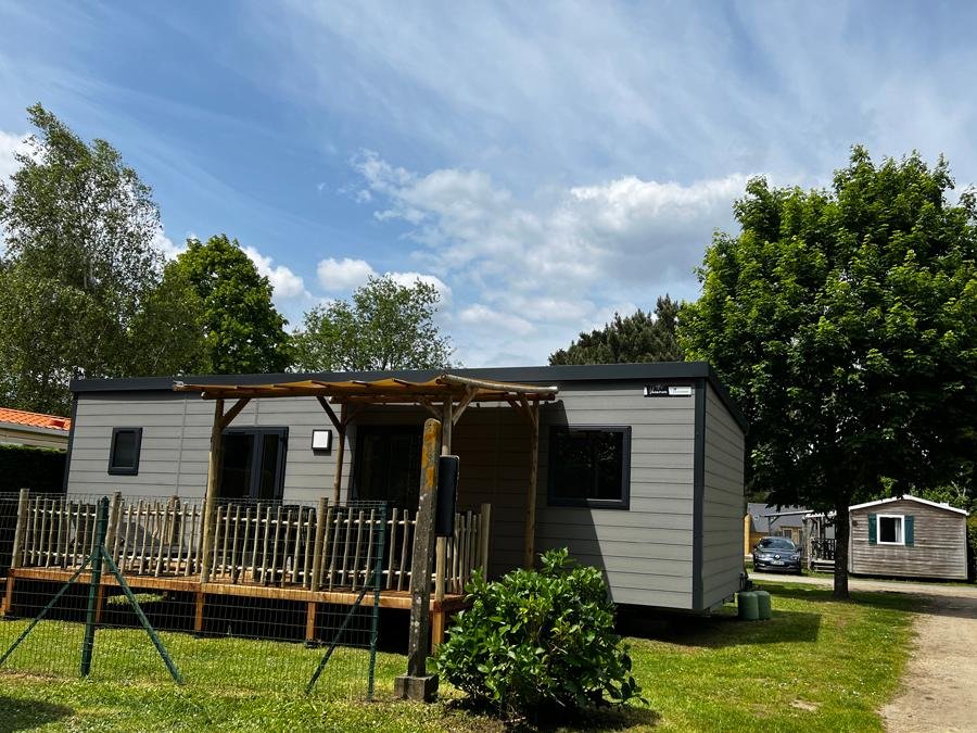 Camping Pas Cher vous présente avec son site Officiel campingpascher.fr, le Camping Les Pirates De Carnac classé 4 étoiles, situé sur la commune de Carnac dans le département Morbihan (Bretagne) en France. Le camping Les Pirates De Carnac, vous présente un hébergement de type mobil-home de 40 m² pour 8 personnes et télévision. Le camping Les Pirates De Carnac vous propose du lundi 31 août au lundi 07 septembre 2026 pour 7 nuits à 889€. Cette location propose 5 dates différentes pour réserver votre séjour. Découvrez également les 20 autres gammes d'hébergements du camping. Les Avis clients pour le Camping Les Pirates De Carnac sont excellents avec une note moyenne de 8 sur 10. Mer, Piscine chauffée, Piscine couverte, Animations familiales, Club enfants, Aire de jeux enfants, Canoë-kayak, Court de padel en extérieur, Court de tennis, Cyclisme, Golf, Jet-ski, Location de bateaux, Paddle, Ping-pong, Planche à voile, Plongée, Pétanque, Randonnée, Salle de fitness, Skatepark, Ski nautique, Structure gonflable enfants, Surf, Terrain de football, Trampoline, Voile, kiteSurf, Bar, Boulangerie, Brasserie, Bureau de tabac, Créperie, Pizzeria, Plats à emporter, Restaurant, Restaurant asiatique, Snack/Bar, Station-service, Supermarché, Épicerie,... En savoir plus : cliquez-ICI.