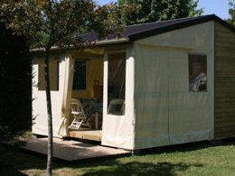 Camping Pas Cher vous présente avec son site Officiel campingpascher.fr, le Camping Les Bruyères Carnac classé 4 étoiles, situé sur la commune de Carnac dans le département Morbihan (Bretagne) en France. Le camping Les Bruyères Carnac, vous présente un hébergement de type bungalow toilé de 21 m² pour 1 personne. Le camping Les Bruyères Carnac vous propose du sam. 29 août au sam. 05 septembre 2026 pour 7 nuits à 273€. Cette location propose 77 dates différentes pour réserver votre séjour. Découvrez également les 20 autres gammes d'hébergements du camping. Les Avis clients pour le Camping Les Bruyères Carnac sont excellents avec une note moyenne de 8 sur 10. Mer, Piscine chauffée, Piscine couverte, Animations familiales, Club enfants, Aire de jeux enfants, Canoë-kayak, Court de padel en extérieur, Court de tennis, Cyclisme, Golf, Jet-ski, Location de bateaux, Paddle, Ping-pong, Planche à voile, Plongée, Pétanque, Randonnée, Salle de fitness, Skatepark, Ski nautique, Structure gonflable enfants, Surf, Terrain de football, Trampoline, Voile, kiteSurf, Bar, Boulangerie, Brasserie, Bureau de tabac, Créperie, Pizzeria, Plats à emporter, Restaurant, Restaurant asiatique, Snack/Bar, Station-service, Supermarché, Épicerie,... En savoir plus : cliquez-ICI.