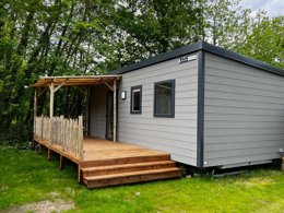 Camping Pas Cher vous présente avec son site Officiel campingpascher.fr, le Camping Les Bruyères Carnac classé 4 étoiles, situé sur la commune de Carnac dans le département Morbihan (Bretagne) en France. Le camping Les Bruyères Carnac, vous présente un hébergement de type mobil-home de 27 m² pour 6 personnes et télévision. Le camping Les Bruyères Carnac vous propose du sam. 06 juin au sam. 13 juin 2026 pour 7 nuits à 378€. Cette location propose 104 dates différentes pour réserver votre séjour. Découvrez également les 20 autres gammes d'hébergements du camping. Les Avis clients pour le Camping Les Bruyères Carnac sont excellents avec une note moyenne de 8 sur 10. Mer, Piscine chauffée, Piscine couverte, Animations familiales, Club enfants, Aire de jeux enfants, Canoë-kayak, Court de padel en extérieur, Court de tennis, Cyclisme, Golf, Jet-ski, Location de bateaux, Paddle, Ping-pong, Planche à voile, Plongée, Pétanque, Randonnée, Salle de fitness, Skatepark, Ski nautique, Structure gonflable enfants, Surf, Terrain de football, Trampoline, Voile, kiteSurf, Bar, Boulangerie, Brasserie, Bureau de tabac, Créperie, Pizzeria, Plats à emporter, Restaurant, Restaurant asiatique, Snack/Bar, Station-service, Supermarché, Épicerie,... En savoir plus : cliquez-ICI.