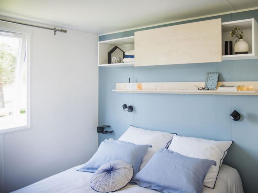 Camping Pas Cher vous présente avec son site Officiel campingpascher.fr, le Camping De Rhuys - Paradis classé 3 étoiles, situé sur la commune de Theix dans le département Morbihan (Bretagne) en France. Le camping De Rhuys - Paradis vous propose un hébergement de type mobil-home de 35 m² pour 1 personne avec climatisation (télévision). L'établissement vous propose 6 autres types d'hébergements. Découvrez tous nos séjours à petits prix dans la commune et aux alentours de Theix du département : Morbihan (Bretagne). Les Avis clients pour le Camping De Rhuys - Paradis sont excellents avec une note moyenne de 8 sur 10. MerÉtang, Piscine couverte, Piscine extérieure, Animation enfants, Animations familiales, Baby-foot, Canoë-kayak, Centre équestre, Golf, Ping-pong, Pétanque, Randonnée, Structure gonflable enfants, Terrain de volley-ball, Bar, Dépôt de pain, Snack/Bar,... En savoir plus : cliquez-ICI.
