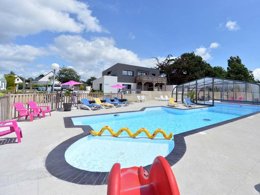 Camping Pas Cher vous présente avec son site Officiel campingpascher.fr, le Camping De Rhuys - Paradis classé 3 étoiles, situé sur la commune de Theix dans le département Morbihan (Bretagne) en France. Le camping De Rhuys - Paradis vous propose un hébergement de type mobil-home de 35 m² pour 1 personne avec climatisation (télévision). L'établissement vous propose 6 autres types d'hébergements. Découvrez tous nos séjours à petits prix dans la commune et aux alentours de Theix du département : Morbihan (Bretagne). Les Avis clients pour le Camping De Rhuys - Paradis sont excellents avec une note moyenne de 8 sur 10. MerÉtang, Piscine couverte, Piscine extérieure, Animation enfants, Animations familiales, Baby-foot, Canoë-kayak, Centre équestre, Golf, Ping-pong, Pétanque, Randonnée, Structure gonflable enfants, Terrain de volley-ball, Bar, Dépôt de pain, Snack/Bar,... En savoir plus : cliquez-ICI.