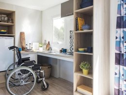 Camping Pas Cher vous présente avec son site Officiel campingpascher.fr, le Camping De Rhuys - Paradis classé 3 étoiles, situé sur la commune de Theix dans le département Morbihan (Bretagne) en France. Le camping De Rhuys - Paradis, vous présente un hébergement de type mobil-home de 34 m² pour 4 personnes et télévision. Le camping De Rhuys - Paradis vous propose du sam. 04 avril au sam. 11 avril 2026, en promotion à -10% pour 7 nuits à 239 € au lieu de 267,0 € soit une Économie de 28 €. Cette location propose 21 dates différentes pour réserver votre séjour. Découvrez également les 6 autres gammes d'hébergements du camping. Les Avis clients pour le Camping De Rhuys - Paradis sont excellents avec une note moyenne de 8 sur 10. MerÉtang, Piscine couverte, Piscine extérieure, Animation enfants, Animations familiales, Baby-foot, Canoë-kayak, Centre équestre, Golf, Ping-pong, Pétanque, Randonnée, Structure gonflable enfants, Terrain de volley-ball, Bar, Dépôt de pain, Snack/Bar,... En savoir plus : cliquez-ICI.