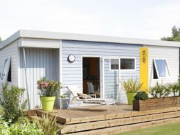 Camping Pas Cher vous présente avec son site Officiel campingpascher.fr, le Camping De Rhuys - Paradis classé 3 étoiles, situé sur la commune de Theix dans le département Morbihan (Bretagne) en France. Le camping De Rhuys - Paradis, vous présente un hébergement de type mobil-home de 28 m² pour 1 personne et télévision. Le camping De Rhuys - Paradis vous propose du sam. 04 avril au sam. 11 avril 2026, en promotion à -10% pour 7 nuits à 229 € au lieu de 257,0 € soit une Économie de 28 €. Cette location propose 22 dates différentes pour réserver votre séjour. Découvrez également les 6 autres gammes d'hébergements du camping. Les Avis clients pour le Camping De Rhuys - Paradis sont excellents avec une note moyenne de 8 sur 10. MerÉtang, Piscine couverte, Piscine extérieure, Animation enfants, Animations familiales, Baby-foot, Canoë-kayak, Centre équestre, Golf, Ping-pong, Pétanque, Randonnée, Structure gonflable enfants, Terrain de volley-ball, Bar, Dépôt de pain, Snack/Bar,... En savoir plus : cliquez-ICI.