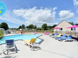 Camping Pas Cher vous présente avec son site Officiel campingpascher.fr, le Camping De Rhuys - Paradis classé 3 étoiles, situé sur la commune de Theix dans le département Morbihan (Bretagne) en France. Le camping De Rhuys - Paradis, vous présente un hébergement de type mobil-home de 34 m² pour 4 personnes et télévision. Le camping De Rhuys - Paradis vous propose du sam. 04 avril au sam. 11 avril 2026, en promotion à -10% pour 7 nuits à 239 € au lieu de 267,0 € soit une Économie de 28 €. Cette location propose 21 dates différentes pour réserver votre séjour. Découvrez également les 6 autres gammes d'hébergements du camping. Les Avis clients pour le Camping De Rhuys - Paradis sont excellents avec une note moyenne de 8 sur 10. MerÉtang, Piscine couverte, Piscine extérieure, Animation enfants, Animations familiales, Baby-foot, Canoë-kayak, Centre équestre, Golf, Ping-pong, Pétanque, Randonnée, Structure gonflable enfants, Terrain de volley-ball, Bar, Dépôt de pain, Snack/Bar,... En savoir plus : cliquez-ICI.