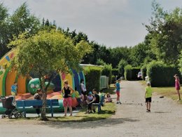 Camping Pas Cher vous présente avec son site Officiel campingpascher.fr, le Camping De Rhuys - Paradis classé 3 étoiles, situé sur la commune de Theix dans le département Morbihan (Bretagne) en France. Le camping De Rhuys - Paradis, vous présente un hébergement de type mobil-home de 28 m² pour 1 personne et télévision. Le camping De Rhuys - Paradis vous propose du sam. 04 avril au sam. 11 avril 2026, en promotion à -10% pour 7 nuits à 229 € au lieu de 257,0 € soit une Économie de 28 €. Cette location propose 22 dates différentes pour réserver votre séjour. Découvrez également les 6 autres gammes d'hébergements du camping. Les Avis clients pour le Camping De Rhuys - Paradis sont excellents avec une note moyenne de 8 sur 10. MerÉtang, Piscine couverte, Piscine extérieure, Animation enfants, Animations familiales, Baby-foot, Canoë-kayak, Centre équestre, Golf, Ping-pong, Pétanque, Randonnée, Structure gonflable enfants, Terrain de volley-ball, Bar, Dépôt de pain, Snack/Bar,... En savoir plus : cliquez-ICI.