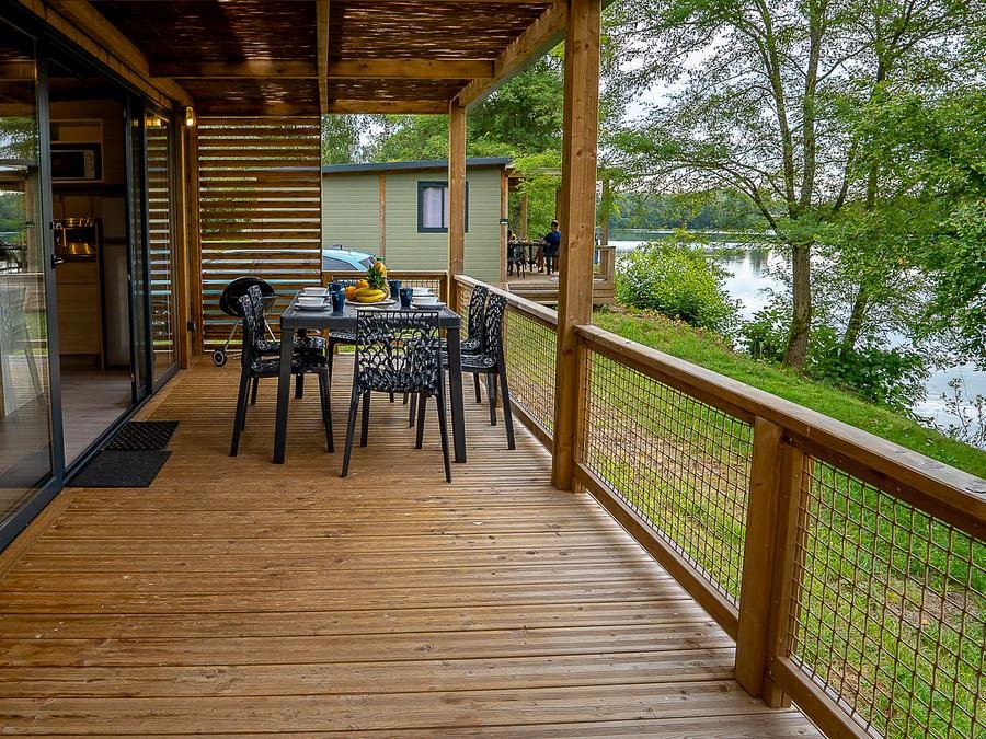 Camping Pas Cher vous présente avec son site Officiel campingpascher.fr, le Camping Les Ballastières - Vosges Du Sud classé 3 étoiles, situé sur la commune de Champagney dans le département Haute-saône (Franche Comté) en France. Le camping Les Ballastières - Vosges Du Sud, vous présente un hébergement de type chalet de 25 m² pour 2 personnes et télévision. Le camping Les Ballastières - Vosges Du Sud vous propose du mercredi 26 août au mercredi 02 septembre 2026, en promotion à -17% pour 7 nuits à 679,68 € au lieu de 821,28 € soit une Économie de 141,60 €. Cette location propose 92 dates différentes pour réserver votre séjour. Découvrez également les 13 autres gammes d'hébergements du camping. Les Avis clients pour le Camping Les Ballastières - Vosges Du Sud sont excellents avec une note moyenne de 8 sur 10. Lac, Piscine extérieure, Animations familiales, Aire de jeux enfants, Pétanque, Terrain de football, Bar, Brasserie, Supermarché, Épicerie,... En savoir plus : cliquez-ICI.