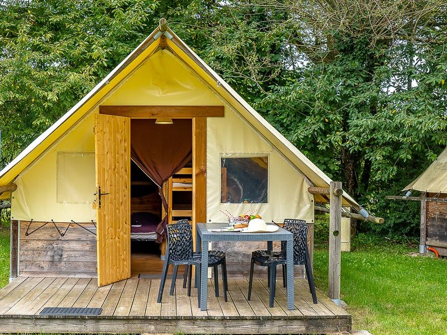 Camping Pas Cher vous présente avec son site Officiel campingpascher.fr, le Camping Les Ballastières - Vosges Du Sud classé 3 étoiles, situé sur la commune de Champagney dans le département Haute-saône (Franche Comté) en France. Le camping Les Ballastières - Vosges Du Sud vous propose un hébergement de type tente en toile et bois de 15 m² pour 2 personnes. L'établissement vous propose 11 autres types d'hébergements. Découvrez tous nos séjours à petits prix dans la commune et aux alentours de Champagney du département : Haute-saône (Franche Comté). Les Avis clients pour le Camping Les Ballastières - Vosges Du Sud sont excellents avec une note moyenne de 8 sur 10. Lac, Piscine extérieure, Animations familiales, Aire de jeux enfants, Pétanque, Terrain de football, Bar, Brasserie, Supermarché, Épicerie,... En savoir plus : cliquez-ICI.
