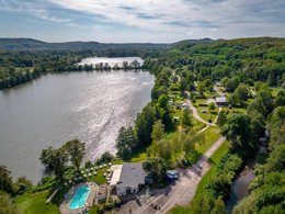 Camping Pas Cher vous présente avec son site Officiel campingpascher.fr, le Camping Les Ballastières - Vosges Du Sud classé 3 étoiles, situé sur la commune de Champagney dans le département Haute-saône (Franche Comté) en France. Le camping Les Ballastières - Vosges Du Sud vous propose un hébergement de type tente en toile et bois de 15 m² pour 2 personnes. L'établissement vous propose 11 autres types d'hébergements. Découvrez tous nos séjours à petits prix dans la commune et aux alentours de Champagney du département : Haute-saône (Franche Comté). Les Avis clients pour le Camping Les Ballastières - Vosges Du Sud sont excellents avec une note moyenne de 8 sur 10. Lac, Piscine extérieure, Animations familiales, Aire de jeux enfants, Pétanque, Terrain de football, Bar, Brasserie, Supermarché, Épicerie,... En savoir plus : cliquez-ICI.